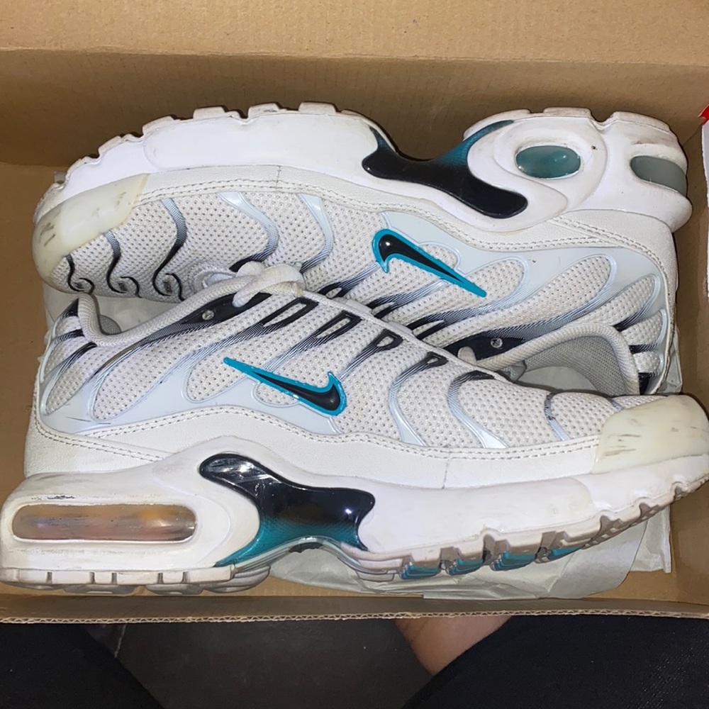 All you need is a magic eraser to remove scuffs still in good condition